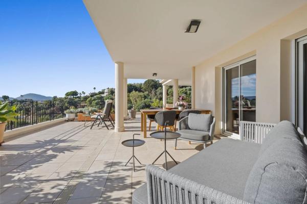 RIVIERA GOLF ! Magnifique 3 pièces avec 2 parkings et une cave !