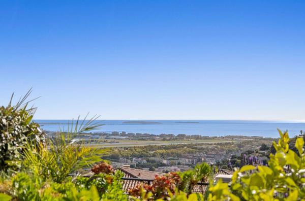 RIVIERA GOLF ! Magnifique 3 pièces avec 2 parkings et une cave !