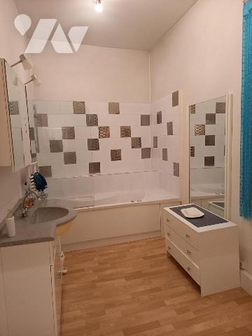 TOURS PREBENDES ENSEMBLE IMMOBILIER 164 M2-  R +2 - COUR - GARAGE - COMMERCE EN RDC