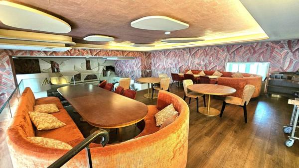 Vente                                                      Local commercial
                        
                     3 pièces                      210 m2                     à Nice