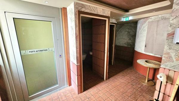 Vente                                                      Local commercial
                        
                     3 pièces                      210 m2                     à Nice