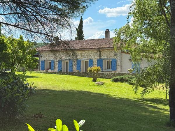Propriété de plain pied avec par arboré, piscine et étang
