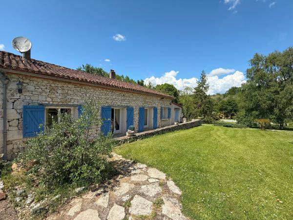 Propriété de plain pied avec par arboré, piscine et étang