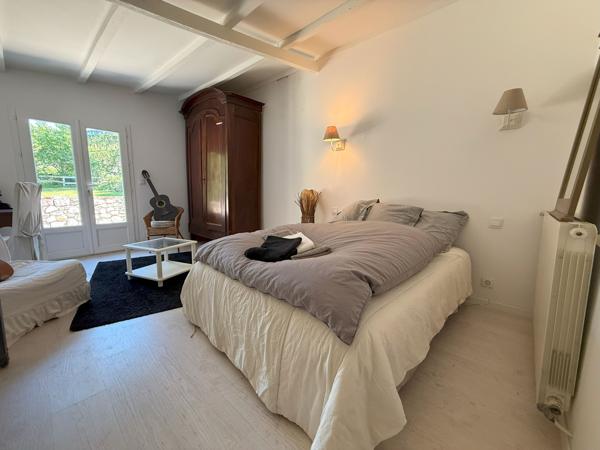 Propriété de plain pied avec par arboré, piscine et étang