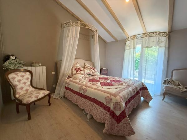 Propriété de plain pied avec par arboré, piscine et étang