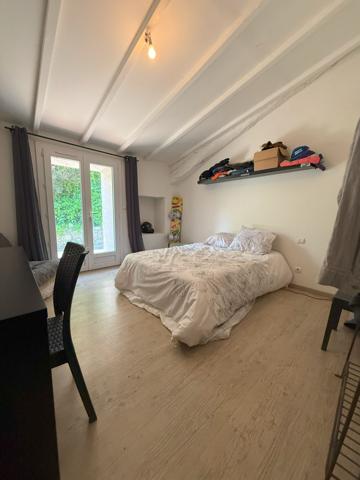 Propriété de plain pied avec par arboré, piscine et étang