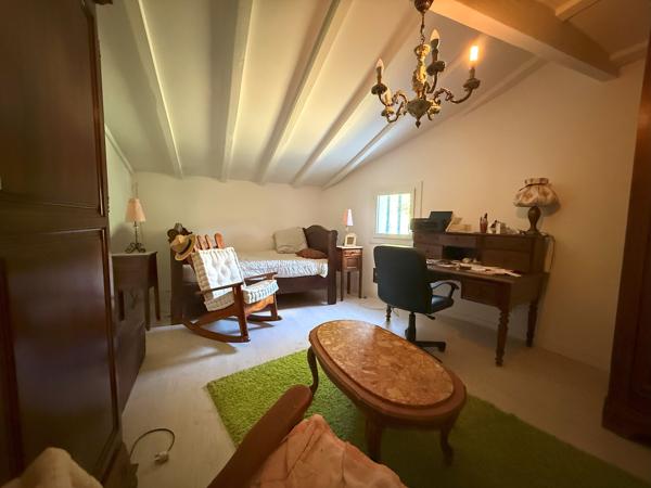 Propriété de plain pied avec par arboré, piscine et étang