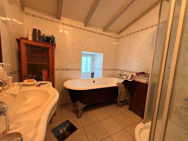 Propriété de plain pied avec par arboré, piscine et étang