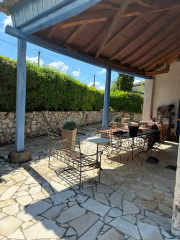 Propriété de plain pied avec par arboré, piscine et étang
