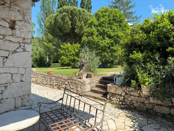 Propriété de plain pied avec par arboré, piscine et étang