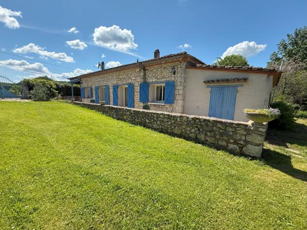 Propriété de plain pied avec par arboré, piscine et étang