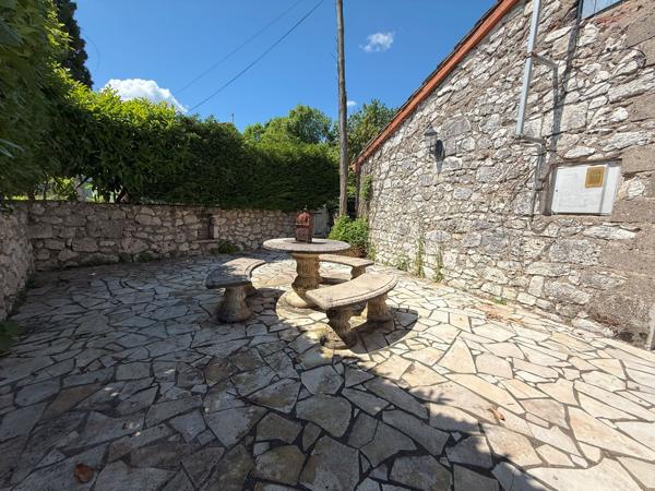 Propriété de plain pied avec par arboré, piscine et étang