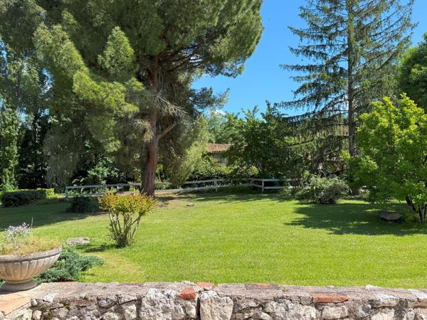 Propriété de plain pied avec par arboré, piscine et étang