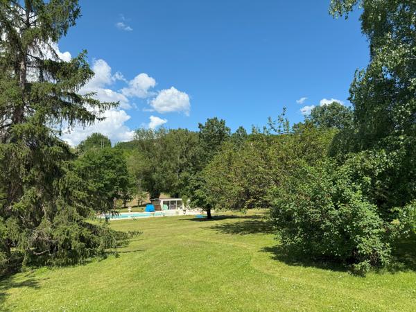Propriété de plain pied avec par arboré, piscine et étang