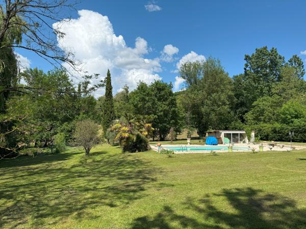 Propriété de plain pied avec par arboré, piscine et étang