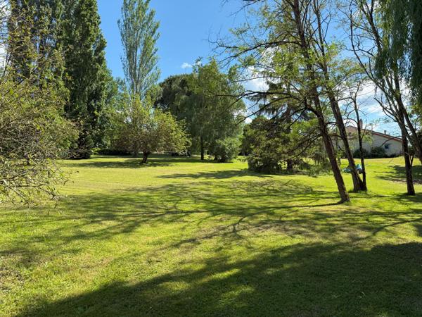 Propriété de plain pied avec par arboré, piscine et étang