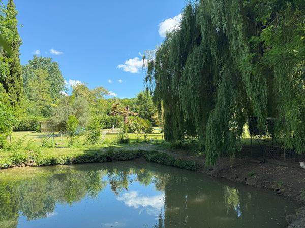 Propriété de plain pied avec par arboré, piscine et étang