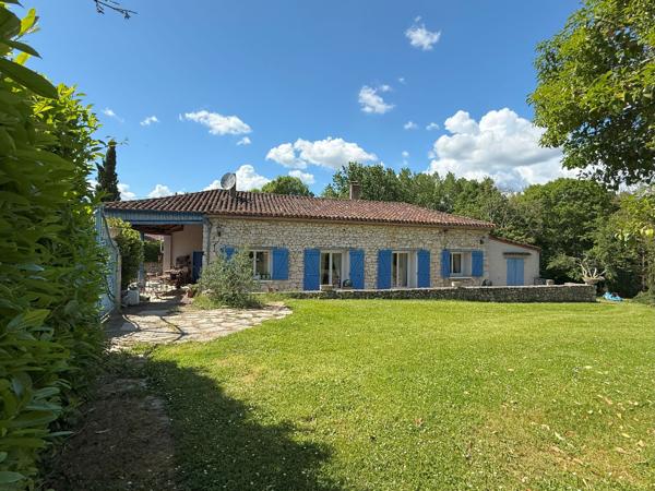 Propriété de plain pied avec par arboré, piscine et étang