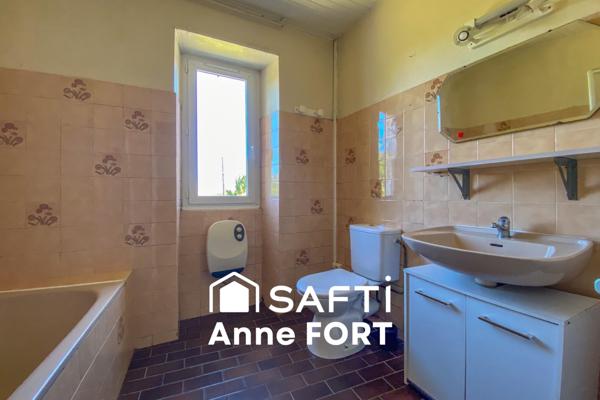 Maison de campagne d'environ 100 m2, salon-séjour, cuisine, 2 chambres