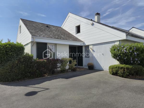 Envie d'une maison que vous pourrez façonner à votre image ? Située dans un quartier calme et recherché de Courcouronnes centre, cette maison de 119 m² environ sur un terrain clos de 371 m² réunit tous les ingrédients pour devenir votre futur cocon !!
Dès l'entrée, vous serez accueilli par un hall avec placard. La cuisine aménagée, prolongée par un cellier avec espace buanderie, permet un accès direct au garage. Le double séjour, lumineux et convivial, constitue un véritable lieu de vie où partager de beaux moments en famille ou entre amis.
Le rez-de-chaussée propose également un espace nuit comprenant deux chambres, une salle d'eau, un WC indépendant ainsi qu'un dressing, offrant le confort appréciable d'une vie de plain-pied.
À l'étage, vous découvrirez deux belles chambres, dont une bénéficiant de son propre dressing ! Une salle de bains avec WC ainsi que de nombreux espaces de rangement.
Et ce n'est pas tout ! Son grenier aménageable vous laisse imaginer la suite : une suite parentale, une salle de jeux, un espace télétravail … À vous de créer l'intérieur qui vous ressemble !
Côté extérieur, profitez d'un jardin clos de 371 m² pour profiter pleinement des beaux jours !!
Les + qui font la différence :
✔️ Quartier recherché
✔️ Maison familiale et évolutive avec vie de plain pied 
✔️ 4 chambres avec beaucoup de rangement
✔️ Grenier aménageable
✔️ Garage et jardin clos
✔️ Proche des écoles, commerces et transports
Une maison pleine de potentiel qui n'attend plus que vos idées pour révéler tout son charme. Venez la découvrir sans tarder !