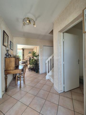 Envie d'une maison que vous pourrez façonner à votre image ? Située dans un quartier calme et recherché de Courcouronnes centre, cette maison de 119 m² environ sur un terrain clos de 371 m² réunit tous les ingrédients pour devenir votre futur cocon !!
Dès l'entrée, vous serez accueilli par un hall avec placard. La cuisine aménagée, prolongée par un cellier avec espace buanderie, permet un accès direct au garage. Le double séjour, lumineux et convivial, constitue un véritable lieu de vie où partager de beaux moments en famille ou entre amis.
Le rez-de-chaussée propose également un espace nuit comprenant deux chambres, une salle d'eau, un WC indépendant ainsi qu'un dressing, offrant le confort appréciable d'une vie de plain-pied.
À l'étage, vous découvrirez deux belles chambres, dont une bénéficiant de son propre dressing ! Une salle de bains avec WC ainsi que de nombreux espaces de rangement.
Et ce n'est pas tout ! Son grenier aménageable vous laisse imaginer la suite : une suite parentale, une salle de jeux, un espace télétravail … À vous de créer l'intérieur qui vous ressemble !
Côté extérieur, profitez d'un jardin clos de 371 m² pour profiter pleinement des beaux jours !!
Les + qui font la différence :
✔️ Quartier recherché
✔️ Maison familiale et évolutive avec vie de plain pied 
✔️ 4 chambres avec beaucoup de rangement
✔️ Grenier aménageable
✔️ Garage et jardin clos
✔️ Proche des écoles, commerces et transports
Une maison pleine de potentiel qui n'attend plus que vos idées pour révéler tout son charme. Venez la découvrir sans tarder !