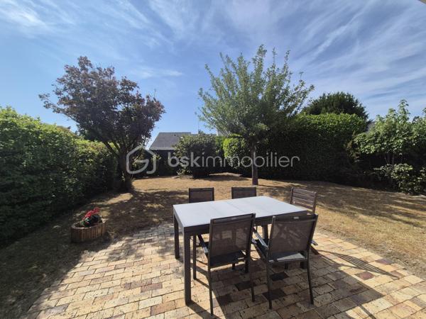 Envie d'une maison que vous pourrez façonner à votre image ? Située dans un quartier calme et recherché de Courcouronnes centre, cette maison de 119 m² environ sur un terrain clos de 371 m² réunit tous les ingrédients pour devenir votre futur cocon !!
Dès l'entrée, vous serez accueilli par un hall avec placard. La cuisine aménagée, prolongée par un cellier avec espace buanderie, permet un accès direct au garage. Le double séjour, lumineux et convivial, constitue un véritable lieu de vie où partager de beaux moments en famille ou entre amis.
Le rez-de-chaussée propose également un espace nuit comprenant deux chambres, une salle d'eau, un WC indépendant ainsi qu'un dressing, offrant le confort appréciable d'une vie de plain-pied.
À l'étage, vous découvrirez deux belles chambres, dont une bénéficiant de son propre dressing ! Une salle de bains avec WC ainsi que de nombreux espaces de rangement.
Et ce n'est pas tout ! Son grenier aménageable vous laisse imaginer la suite : une suite parentale, une salle de jeux, un espace télétravail … À vous de créer l'intérieur qui vous ressemble !
Côté extérieur, profitez d'un jardin clos de 371 m² pour profiter pleinement des beaux jours !!
Les + qui font la différence :
✔️ Quartier recherché
✔️ Maison familiale et évolutive avec vie de plain pied 
✔️ 4 chambres avec beaucoup de rangement
✔️ Grenier aménageable
✔️ Garage et jardin clos
✔️ Proche des écoles, commerces et transports
Une maison pleine de potentiel qui n'attend plus que vos idées pour révéler tout son charme. Venez la découvrir sans tarder !