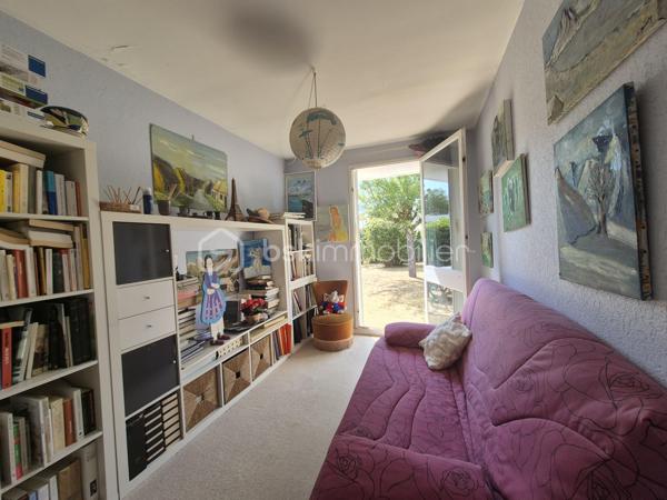 Envie d'une maison que vous pourrez façonner à votre image ? Située dans un quartier calme et recherché de Courcouronnes centre, cette maison de 119 m² environ sur un terrain clos de 371 m² réunit tous les ingrédients pour devenir votre futur cocon !!
Dès l'entrée, vous serez accueilli par un hall avec placard. La cuisine aménagée, prolongée par un cellier avec espace buanderie, permet un accès direct au garage. Le double séjour, lumineux et convivial, constitue un véritable lieu de vie où partager de beaux moments en famille ou entre amis.
Le rez-de-chaussée propose également un espace nuit comprenant deux chambres, une salle d'eau, un WC indépendant ainsi qu'un dressing, offrant le confort appréciable d'une vie de plain-pied.
À l'étage, vous découvrirez deux belles chambres, dont une bénéficiant de son propre dressing ! Une salle de bains avec WC ainsi que de nombreux espaces de rangement.
Et ce n'est pas tout ! Son grenier aménageable vous laisse imaginer la suite : une suite parentale, une salle de jeux, un espace télétravail … À vous de créer l'intérieur qui vous ressemble !
Côté extérieur, profitez d'un jardin clos de 371 m² pour profiter pleinement des beaux jours !!
Les + qui font la différence :
✔️ Quartier recherché
✔️ Maison familiale et évolutive avec vie de plain pied 
✔️ 4 chambres avec beaucoup de rangement
✔️ Grenier aménageable
✔️ Garage et jardin clos
✔️ Proche des écoles, commerces et transports
Une maison pleine de potentiel qui n'attend plus que vos idées pour révéler tout son charme. Venez la découvrir sans tarder !