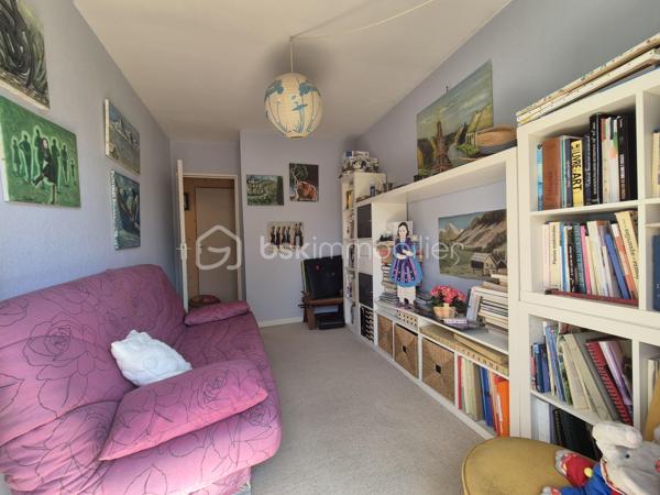 Envie d'une maison que vous pourrez façonner à votre image ? Située dans un quartier calme et recherché de Courcouronnes centre, cette maison de 119 m² environ sur un terrain clos de 371 m² réunit tous les ingrédients pour devenir votre futur cocon !!
Dès l'entrée, vous serez accueilli par un hall avec placard. La cuisine aménagée, prolongée par un cellier avec espace buanderie, permet un accès direct au garage. Le double séjour, lumineux et convivial, constitue un véritable lieu de vie où partager de beaux moments en famille ou entre amis.
Le rez-de-chaussée propose également un espace nuit comprenant deux chambres, une salle d'eau, un WC indépendant ainsi qu'un dressing, offrant le confort appréciable d'une vie de plain-pied.
À l'étage, vous découvrirez deux belles chambres, dont une bénéficiant de son propre dressing ! Une salle de bains avec WC ainsi que de nombreux espaces de rangement.
Et ce n'est pas tout ! Son grenier aménageable vous laisse imaginer la suite : une suite parentale, une salle de jeux, un espace télétravail … À vous de créer l'intérieur qui vous ressemble !
Côté extérieur, profitez d'un jardin clos de 371 m² pour profiter pleinement des beaux jours !!
Les + qui font la différence :
✔️ Quartier recherché
✔️ Maison familiale et évolutive avec vie de plain pied 
✔️ 4 chambres avec beaucoup de rangement
✔️ Grenier aménageable
✔️ Garage et jardin clos
✔️ Proche des écoles, commerces et transports
Une maison pleine de potentiel qui n'attend plus que vos idées pour révéler tout son charme. Venez la découvrir sans tarder !