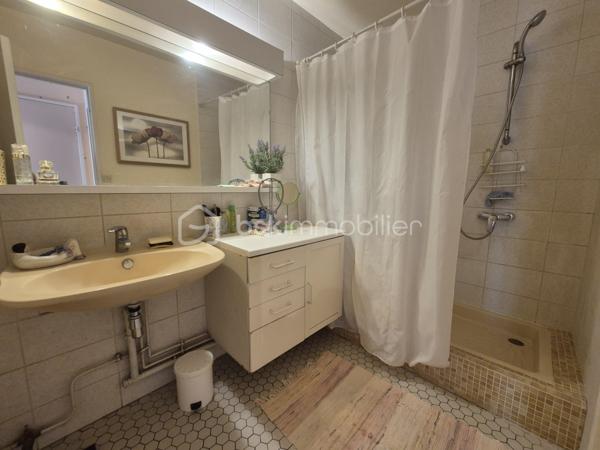 Envie d'une maison que vous pourrez façonner à votre image ? Située dans un quartier calme et recherché de Courcouronnes centre, cette maison de 119 m² environ sur un terrain clos de 371 m² réunit tous les ingrédients pour devenir votre futur cocon !!
Dès l'entrée, vous serez accueilli par un hall avec placard. La cuisine aménagée, prolongée par un cellier avec espace buanderie, permet un accès direct au garage. Le double séjour, lumineux et convivial, constitue un véritable lieu de vie où partager de beaux moments en famille ou entre amis.
Le rez-de-chaussée propose également un espace nuit comprenant deux chambres, une salle d'eau, un WC indépendant ainsi qu'un dressing, offrant le confort appréciable d'une vie de plain-pied.
À l'étage, vous découvrirez deux belles chambres, dont une bénéficiant de son propre dressing ! Une salle de bains avec WC ainsi que de nombreux espaces de rangement.
Et ce n'est pas tout ! Son grenier aménageable vous laisse imaginer la suite : une suite parentale, une salle de jeux, un espace télétravail … À vous de créer l'intérieur qui vous ressemble !
Côté extérieur, profitez d'un jardin clos de 371 m² pour profiter pleinement des beaux jours !!
Les + qui font la différence :
✔️ Quartier recherché
✔️ Maison familiale et évolutive avec vie de plain pied 
✔️ 4 chambres avec beaucoup de rangement
✔️ Grenier aménageable
✔️ Garage et jardin clos
✔️ Proche des écoles, commerces et transports
Une maison pleine de potentiel qui n'attend plus que vos idées pour révéler tout son charme. Venez la découvrir sans tarder !