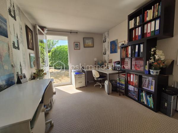Envie d'une maison que vous pourrez façonner à votre image ? Située dans un quartier calme et recherché de Courcouronnes centre, cette maison de 119 m² environ sur un terrain clos de 371 m² réunit tous les ingrédients pour devenir votre futur cocon !!
Dès l'entrée, vous serez accueilli par un hall avec placard. La cuisine aménagée, prolongée par un cellier avec espace buanderie, permet un accès direct au garage. Le double séjour, lumineux et convivial, constitue un véritable lieu de vie où partager de beaux moments en famille ou entre amis.
Le rez-de-chaussée propose également un espace nuit comprenant deux chambres, une salle d'eau, un WC indépendant ainsi qu'un dressing, offrant le confort appréciable d'une vie de plain-pied.
À l'étage, vous découvrirez deux belles chambres, dont une bénéficiant de son propre dressing ! Une salle de bains avec WC ainsi que de nombreux espaces de rangement.
Et ce n'est pas tout ! Son grenier aménageable vous laisse imaginer la suite : une suite parentale, une salle de jeux, un espace télétravail … À vous de créer l'intérieur qui vous ressemble !
Côté extérieur, profitez d'un jardin clos de 371 m² pour profiter pleinement des beaux jours !!
Les + qui font la différence :
✔️ Quartier recherché
✔️ Maison familiale et évolutive avec vie de plain pied 
✔️ 4 chambres avec beaucoup de rangement
✔️ Grenier aménageable
✔️ Garage et jardin clos
✔️ Proche des écoles, commerces et transports
Une maison pleine de potentiel qui n'attend plus que vos idées pour révéler tout son charme. Venez la découvrir sans tarder !