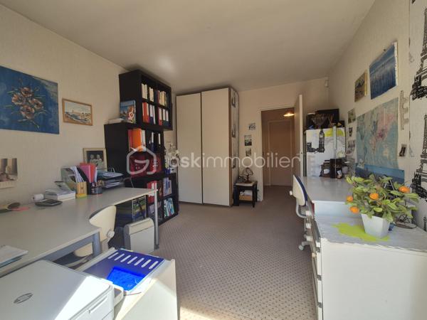 Envie d'une maison que vous pourrez façonner à votre image ? Située dans un quartier calme et recherché de Courcouronnes centre, cette maison de 119 m² environ sur un terrain clos de 371 m² réunit tous les ingrédients pour devenir votre futur cocon !!
Dès l'entrée, vous serez accueilli par un hall avec placard. La cuisine aménagée, prolongée par un cellier avec espace buanderie, permet un accès direct au garage. Le double séjour, lumineux et convivial, constitue un véritable lieu de vie où partager de beaux moments en famille ou entre amis.
Le rez-de-chaussée propose également un espace nuit comprenant deux chambres, une salle d'eau, un WC indépendant ainsi qu'un dressing, offrant le confort appréciable d'une vie de plain-pied.
À l'étage, vous découvrirez deux belles chambres, dont une bénéficiant de son propre dressing ! Une salle de bains avec WC ainsi que de nombreux espaces de rangement.
Et ce n'est pas tout ! Son grenier aménageable vous laisse imaginer la suite : une suite parentale, une salle de jeux, un espace télétravail … À vous de créer l'intérieur qui vous ressemble !
Côté extérieur, profitez d'un jardin clos de 371 m² pour profiter pleinement des beaux jours !!
Les + qui font la différence :
✔️ Quartier recherché
✔️ Maison familiale et évolutive avec vie de plain pied 
✔️ 4 chambres avec beaucoup de rangement
✔️ Grenier aménageable
✔️ Garage et jardin clos
✔️ Proche des écoles, commerces et transports
Une maison pleine de potentiel qui n'attend plus que vos idées pour révéler tout son charme. Venez la découvrir sans tarder !