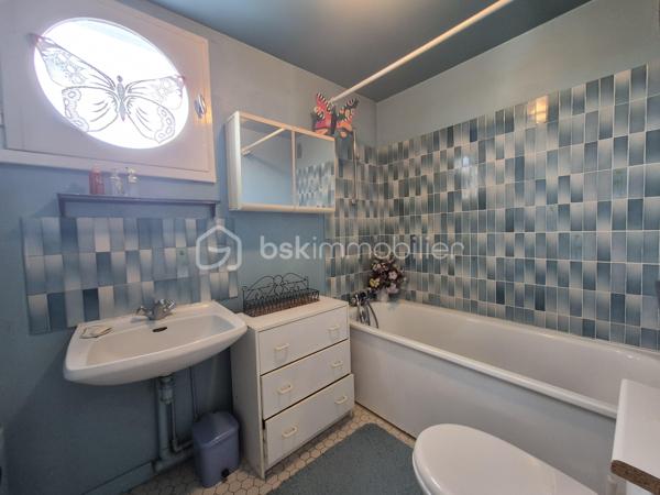 Envie d'une maison que vous pourrez façonner à votre image ? Située dans un quartier calme et recherché de Courcouronnes centre, cette maison de 119 m² environ sur un terrain clos de 371 m² réunit tous les ingrédients pour devenir votre futur cocon !!
Dès l'entrée, vous serez accueilli par un hall avec placard. La cuisine aménagée, prolongée par un cellier avec espace buanderie, permet un accès direct au garage. Le double séjour, lumineux et convivial, constitue un véritable lieu de vie où partager de beaux moments en famille ou entre amis.
Le rez-de-chaussée propose également un espace nuit comprenant deux chambres, une salle d'eau, un WC indépendant ainsi qu'un dressing, offrant le confort appréciable d'une vie de plain-pied.
À l'étage, vous découvrirez deux belles chambres, dont une bénéficiant de son propre dressing ! Une salle de bains avec WC ainsi que de nombreux espaces de rangement.
Et ce n'est pas tout ! Son grenier aménageable vous laisse imaginer la suite : une suite parentale, une salle de jeux, un espace télétravail … À vous de créer l'intérieur qui vous ressemble !
Côté extérieur, profitez d'un jardin clos de 371 m² pour profiter pleinement des beaux jours !!
Les + qui font la différence :
✔️ Quartier recherché
✔️ Maison familiale et évolutive avec vie de plain pied 
✔️ 4 chambres avec beaucoup de rangement
✔️ Grenier aménageable
✔️ Garage et jardin clos
✔️ Proche des écoles, commerces et transports
Une maison pleine de potentiel qui n'attend plus que vos idées pour révéler tout son charme. Venez la découvrir sans tarder !