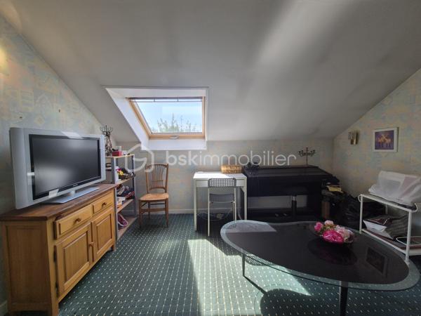 Envie d'une maison que vous pourrez façonner à votre image ? Située dans un quartier calme et recherché de Courcouronnes centre, cette maison de 119 m² environ sur un terrain clos de 371 m² réunit tous les ingrédients pour devenir votre futur cocon !!
Dès l'entrée, vous serez accueilli par un hall avec placard. La cuisine aménagée, prolongée par un cellier avec espace buanderie, permet un accès direct au garage. Le double séjour, lumineux et convivial, constitue un véritable lieu de vie où partager de beaux moments en famille ou entre amis.
Le rez-de-chaussée propose également un espace nuit comprenant deux chambres, une salle d'eau, un WC indépendant ainsi qu'un dressing, offrant le confort appréciable d'une vie de plain-pied.
À l'étage, vous découvrirez deux belles chambres, dont une bénéficiant de son propre dressing ! Une salle de bains avec WC ainsi que de nombreux espaces de rangement.
Et ce n'est pas tout ! Son grenier aménageable vous laisse imaginer la suite : une suite parentale, une salle de jeux, un espace télétravail … À vous de créer l'intérieur qui vous ressemble !
Côté extérieur, profitez d'un jardin clos de 371 m² pour profiter pleinement des beaux jours !!
Les + qui font la différence :
✔️ Quartier recherché
✔️ Maison familiale et évolutive avec vie de plain pied 
✔️ 4 chambres avec beaucoup de rangement
✔️ Grenier aménageable
✔️ Garage et jardin clos
✔️ Proche des écoles, commerces et transports
Une maison pleine de potentiel qui n'attend plus que vos idées pour révéler tout son charme. Venez la découvrir sans tarder !