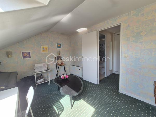 Envie d'une maison que vous pourrez façonner à votre image ? Située dans un quartier calme et recherché de Courcouronnes centre, cette maison de 119 m² environ sur un terrain clos de 371 m² réunit tous les ingrédients pour devenir votre futur cocon !!
Dès l'entrée, vous serez accueilli par un hall avec placard. La cuisine aménagée, prolongée par un cellier avec espace buanderie, permet un accès direct au garage. Le double séjour, lumineux et convivial, constitue un véritable lieu de vie où partager de beaux moments en famille ou entre amis.
Le rez-de-chaussée propose également un espace nuit comprenant deux chambres, une salle d'eau, un WC indépendant ainsi qu'un dressing, offrant le confort appréciable d'une vie de plain-pied.
À l'étage, vous découvrirez deux belles chambres, dont une bénéficiant de son propre dressing ! Une salle de bains avec WC ainsi que de nombreux espaces de rangement.
Et ce n'est pas tout ! Son grenier aménageable vous laisse imaginer la suite : une suite parentale, une salle de jeux, un espace télétravail … À vous de créer l'intérieur qui vous ressemble !
Côté extérieur, profitez d'un jardin clos de 371 m² pour profiter pleinement des beaux jours !!
Les + qui font la différence :
✔️ Quartier recherché
✔️ Maison familiale et évolutive avec vie de plain pied 
✔️ 4 chambres avec beaucoup de rangement
✔️ Grenier aménageable
✔️ Garage et jardin clos
✔️ Proche des écoles, commerces et transports
Une maison pleine de potentiel qui n'attend plus que vos idées pour révéler tout son charme. Venez la découvrir sans tarder !