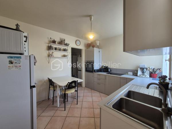 Envie d'une maison que vous pourrez façonner à votre image ? Située dans un quartier calme et recherché de Courcouronnes centre, cette maison de 119 m² environ sur un terrain clos de 371 m² réunit tous les ingrédients pour devenir votre futur cocon !!
Dès l'entrée, vous serez accueilli par un hall avec placard. La cuisine aménagée, prolongée par un cellier avec espace buanderie, permet un accès direct au garage. Le double séjour, lumineux et convivial, constitue un véritable lieu de vie où partager de beaux moments en famille ou entre amis.
Le rez-de-chaussée propose également un espace nuit comprenant deux chambres, une salle d'eau, un WC indépendant ainsi qu'un dressing, offrant le confort appréciable d'une vie de plain-pied.
À l'étage, vous découvrirez deux belles chambres, dont une bénéficiant de son propre dressing ! Une salle de bains avec WC ainsi que de nombreux espaces de rangement.
Et ce n'est pas tout ! Son grenier aménageable vous laisse imaginer la suite : une suite parentale, une salle de jeux, un espace télétravail … À vous de créer l'intérieur qui vous ressemble !
Côté extérieur, profitez d'un jardin clos de 371 m² pour profiter pleinement des beaux jours !!
Les + qui font la différence :
✔️ Quartier recherché
✔️ Maison familiale et évolutive avec vie de plain pied 
✔️ 4 chambres avec beaucoup de rangement
✔️ Grenier aménageable
✔️ Garage et jardin clos
✔️ Proche des écoles, commerces et transports
Une maison pleine de potentiel qui n'attend plus que vos idées pour révéler tout son charme. Venez la découvrir sans tarder !