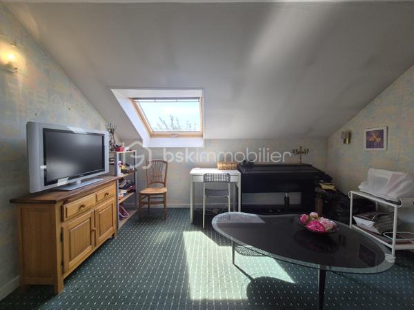 Envie d'une maison que vous pourrez façonner à votre image ? Située dans un quartier calme et recherché de Courcouronnes centre, cette maison de 119 m² environ sur un terrain clos de 371 m² réunit tous les ingrédients pour devenir votre futur cocon !!
Dès l'entrée, vous serez accueilli par un hall avec placard. La cuisine aménagée, prolongée par un cellier avec espace buanderie, permet un accès direct au garage. Le double séjour, lumineux et convivial, constitue un véritable lieu de vie où partager de beaux moments en famille ou entre amis.
Le rez-de-chaussée propose également un espace nuit comprenant deux chambres, une salle d'eau, un WC indépendant ainsi qu'un dressing, offrant le confort appréciable d'une vie de plain-pied.
À l'étage, vous découvrirez deux belles chambres, dont une bénéficiant de son propre dressing ! Une salle de bains avec WC ainsi que de nombreux espaces de rangement.
Et ce n'est pas tout ! Son grenier aménageable vous laisse imaginer la suite : une suite parentale, une salle de jeux, un espace télétravail … À vous de créer l'intérieur qui vous ressemble !
Côté extérieur, profitez d'un jardin clos de 371 m² pour profiter pleinement des beaux jours !!
Les + qui font la différence :
✔️ Quartier recherché
✔️ Maison familiale et évolutive avec vie de plain pied 
✔️ 4 chambres avec beaucoup de rangement
✔️ Grenier aménageable
✔️ Garage et jardin clos
✔️ Proche des écoles, commerces et transports
Une maison pleine de potentiel qui n'attend plus que vos idées pour révéler tout son charme. Venez la découvrir sans tarder !