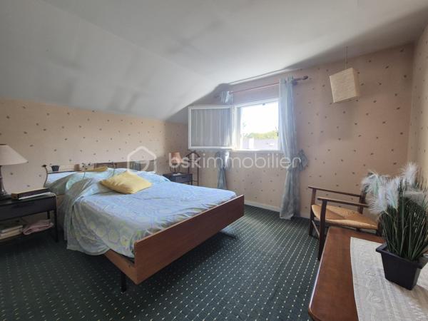 Envie d'une maison que vous pourrez façonner à votre image ? Située dans un quartier calme et recherché de Courcouronnes centre, cette maison de 119 m² environ sur un terrain clos de 371 m² réunit tous les ingrédients pour devenir votre futur cocon !!
Dès l'entrée, vous serez accueilli par un hall avec placard. La cuisine aménagée, prolongée par un cellier avec espace buanderie, permet un accès direct au garage. Le double séjour, lumineux et convivial, constitue un véritable lieu de vie où partager de beaux moments en famille ou entre amis.
Le rez-de-chaussée propose également un espace nuit comprenant deux chambres, une salle d'eau, un WC indépendant ainsi qu'un dressing, offrant le confort appréciable d'une vie de plain-pied.
À l'étage, vous découvrirez deux belles chambres, dont une bénéficiant de son propre dressing ! Une salle de bains avec WC ainsi que de nombreux espaces de rangement.
Et ce n'est pas tout ! Son grenier aménageable vous laisse imaginer la suite : une suite parentale, une salle de jeux, un espace télétravail … À vous de créer l'intérieur qui vous ressemble !
Côté extérieur, profitez d'un jardin clos de 371 m² pour profiter pleinement des beaux jours !!
Les + qui font la différence :
✔️ Quartier recherché
✔️ Maison familiale et évolutive avec vie de plain pied 
✔️ 4 chambres avec beaucoup de rangement
✔️ Grenier aménageable
✔️ Garage et jardin clos
✔️ Proche des écoles, commerces et transports
Une maison pleine de potentiel qui n'attend plus que vos idées pour révéler tout son charme. Venez la découvrir sans tarder !