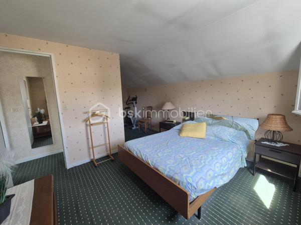 Envie d'une maison que vous pourrez façonner à votre image ? Située dans un quartier calme et recherché de Courcouronnes centre, cette maison de 119 m² environ sur un terrain clos de 371 m² réunit tous les ingrédients pour devenir votre futur cocon !!
Dès l'entrée, vous serez accueilli par un hall avec placard. La cuisine aménagée, prolongée par un cellier avec espace buanderie, permet un accès direct au garage. Le double séjour, lumineux et convivial, constitue un véritable lieu de vie où partager de beaux moments en famille ou entre amis.
Le rez-de-chaussée propose également un espace nuit comprenant deux chambres, une salle d'eau, un WC indépendant ainsi qu'un dressing, offrant le confort appréciable d'une vie de plain-pied.
À l'étage, vous découvrirez deux belles chambres, dont une bénéficiant de son propre dressing ! Une salle de bains avec WC ainsi que de nombreux espaces de rangement.
Et ce n'est pas tout ! Son grenier aménageable vous laisse imaginer la suite : une suite parentale, une salle de jeux, un espace télétravail … À vous de créer l'intérieur qui vous ressemble !
Côté extérieur, profitez d'un jardin clos de 371 m² pour profiter pleinement des beaux jours !!
Les + qui font la différence :
✔️ Quartier recherché
✔️ Maison familiale et évolutive avec vie de plain pied 
✔️ 4 chambres avec beaucoup de rangement
✔️ Grenier aménageable
✔️ Garage et jardin clos
✔️ Proche des écoles, commerces et transports
Une maison pleine de potentiel qui n'attend plus que vos idées pour révéler tout son charme. Venez la découvrir sans tarder !