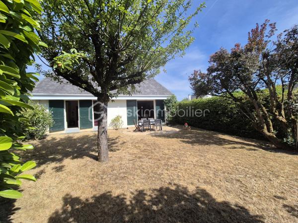 Envie d'une maison que vous pourrez façonner à votre image ? Située dans un quartier calme et recherché de Courcouronnes centre, cette maison de 119 m² environ sur un terrain clos de 371 m² réunit tous les ingrédients pour devenir votre futur cocon !!
Dès l'entrée, vous serez accueilli par un hall avec placard. La cuisine aménagée, prolongée par un cellier avec espace buanderie, permet un accès direct au garage. Le double séjour, lumineux et convivial, constitue un véritable lieu de vie où partager de beaux moments en famille ou entre amis.
Le rez-de-chaussée propose également un espace nuit comprenant deux chambres, une salle d'eau, un WC indépendant ainsi qu'un dressing, offrant le confort appréciable d'une vie de plain-pied.
À l'étage, vous découvrirez deux belles chambres, dont une bénéficiant de son propre dressing ! Une salle de bains avec WC ainsi que de nombreux espaces de rangement.
Et ce n'est pas tout ! Son grenier aménageable vous laisse imaginer la suite : une suite parentale, une salle de jeux, un espace télétravail … À vous de créer l'intérieur qui vous ressemble !
Côté extérieur, profitez d'un jardin clos de 371 m² pour profiter pleinement des beaux jours !!
Les + qui font la différence :
✔️ Quartier recherché
✔️ Maison familiale et évolutive avec vie de plain pied 
✔️ 4 chambres avec beaucoup de rangement
✔️ Grenier aménageable
✔️ Garage et jardin clos
✔️ Proche des écoles, commerces et transports
Une maison pleine de potentiel qui n'attend plus que vos idées pour révéler tout son charme. Venez la découvrir sans tarder !
