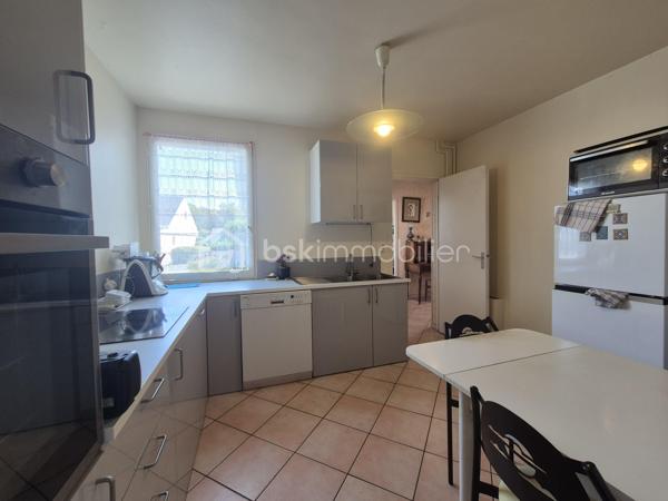 Envie d'une maison que vous pourrez façonner à votre image ? Située dans un quartier calme et recherché de Courcouronnes centre, cette maison de 119 m² environ sur un terrain clos de 371 m² réunit tous les ingrédients pour devenir votre futur cocon !!
Dès l'entrée, vous serez accueilli par un hall avec placard. La cuisine aménagée, prolongée par un cellier avec espace buanderie, permet un accès direct au garage. Le double séjour, lumineux et convivial, constitue un véritable lieu de vie où partager de beaux moments en famille ou entre amis.
Le rez-de-chaussée propose également un espace nuit comprenant deux chambres, une salle d'eau, un WC indépendant ainsi qu'un dressing, offrant le confort appréciable d'une vie de plain-pied.
À l'étage, vous découvrirez deux belles chambres, dont une bénéficiant de son propre dressing ! Une salle de bains avec WC ainsi que de nombreux espaces de rangement.
Et ce n'est pas tout ! Son grenier aménageable vous laisse imaginer la suite : une suite parentale, une salle de jeux, un espace télétravail … À vous de créer l'intérieur qui vous ressemble !
Côté extérieur, profitez d'un jardin clos de 371 m² pour profiter pleinement des beaux jours !!
Les + qui font la différence :
✔️ Quartier recherché
✔️ Maison familiale et évolutive avec vie de plain pied 
✔️ 4 chambres avec beaucoup de rangement
✔️ Grenier aménageable
✔️ Garage et jardin clos
✔️ Proche des écoles, commerces et transports
Une maison pleine de potentiel qui n'attend plus que vos idées pour révéler tout son charme. Venez la découvrir sans tarder !