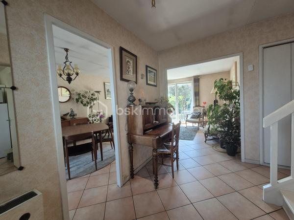Envie d'une maison que vous pourrez façonner à votre image ? Située dans un quartier calme et recherché de Courcouronnes centre, cette maison de 119 m² environ sur un terrain clos de 371 m² réunit tous les ingrédients pour devenir votre futur cocon !!
Dès l'entrée, vous serez accueilli par un hall avec placard. La cuisine aménagée, prolongée par un cellier avec espace buanderie, permet un accès direct au garage. Le double séjour, lumineux et convivial, constitue un véritable lieu de vie où partager de beaux moments en famille ou entre amis.
Le rez-de-chaussée propose également un espace nuit comprenant deux chambres, une salle d'eau, un WC indépendant ainsi qu'un dressing, offrant le confort appréciable d'une vie de plain-pied.
À l'étage, vous découvrirez deux belles chambres, dont une bénéficiant de son propre dressing ! Une salle de bains avec WC ainsi que de nombreux espaces de rangement.
Et ce n'est pas tout ! Son grenier aménageable vous laisse imaginer la suite : une suite parentale, une salle de jeux, un espace télétravail … À vous de créer l'intérieur qui vous ressemble !
Côté extérieur, profitez d'un jardin clos de 371 m² pour profiter pleinement des beaux jours !!
Les + qui font la différence :
✔️ Quartier recherché
✔️ Maison familiale et évolutive avec vie de plain pied 
✔️ 4 chambres avec beaucoup de rangement
✔️ Grenier aménageable
✔️ Garage et jardin clos
✔️ Proche des écoles, commerces et transports
Une maison pleine de potentiel qui n'attend plus que vos idées pour révéler tout son charme. Venez la découvrir sans tarder !