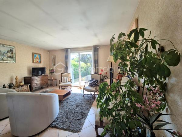 Envie d'une maison que vous pourrez façonner à votre image ? Située dans un quartier calme et recherché de Courcouronnes centre, cette maison de 119 m² environ sur un terrain clos de 371 m² réunit tous les ingrédients pour devenir votre futur cocon !!
Dès l'entrée, vous serez accueilli par un hall avec placard. La cuisine aménagée, prolongée par un cellier avec espace buanderie, permet un accès direct au garage. Le double séjour, lumineux et convivial, constitue un véritable lieu de vie où partager de beaux moments en famille ou entre amis.
Le rez-de-chaussée propose également un espace nuit comprenant deux chambres, une salle d'eau, un WC indépendant ainsi qu'un dressing, offrant le confort appréciable d'une vie de plain-pied.
À l'étage, vous découvrirez deux belles chambres, dont une bénéficiant de son propre dressing ! Une salle de bains avec WC ainsi que de nombreux espaces de rangement.
Et ce n'est pas tout ! Son grenier aménageable vous laisse imaginer la suite : une suite parentale, une salle de jeux, un espace télétravail … À vous de créer l'intérieur qui vous ressemble !
Côté extérieur, profitez d'un jardin clos de 371 m² pour profiter pleinement des beaux jours !!
Les + qui font la différence :
✔️ Quartier recherché
✔️ Maison familiale et évolutive avec vie de plain pied 
✔️ 4 chambres avec beaucoup de rangement
✔️ Grenier aménageable
✔️ Garage et jardin clos
✔️ Proche des écoles, commerces et transports
Une maison pleine de potentiel qui n'attend plus que vos idées pour révéler tout son charme. Venez la découvrir sans tarder !
