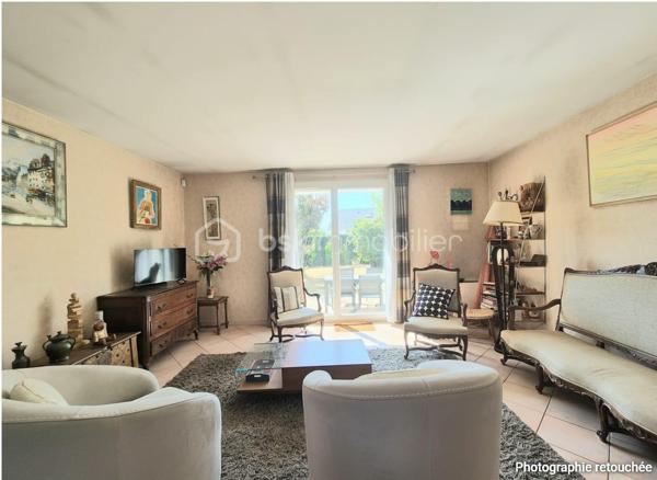 Envie d'une maison que vous pourrez façonner à votre image ? Située dans un quartier calme et recherché de Courcouronnes centre, cette maison de 119 m² environ sur un terrain clos de 371 m² réunit tous les ingrédients pour devenir votre futur cocon !!
Dès l'entrée, vous serez accueilli par un hall avec placard. La cuisine aménagée, prolongée par un cellier avec espace buanderie, permet un accès direct au garage. Le double séjour, lumineux et convivial, constitue un véritable lieu de vie où partager de beaux moments en famille ou entre amis.
Le rez-de-chaussée propose également un espace nuit comprenant deux chambres, une salle d'eau, un WC indépendant ainsi qu'un dressing, offrant le confort appréciable d'une vie de plain-pied.
À l'étage, vous découvrirez deux belles chambres, dont une bénéficiant de son propre dressing ! Une salle de bains avec WC ainsi que de nombreux espaces de rangement.
Et ce n'est pas tout ! Son grenier aménageable vous laisse imaginer la suite : une suite parentale, une salle de jeux, un espace télétravail … À vous de créer l'intérieur qui vous ressemble !
Côté extérieur, profitez d'un jardin clos de 371 m² pour profiter pleinement des beaux jours !!
Les + qui font la différence :
✔️ Quartier recherché
✔️ Maison familiale et évolutive avec vie de plain pied 
✔️ 4 chambres avec beaucoup de rangement
✔️ Grenier aménageable
✔️ Garage et jardin clos
✔️ Proche des écoles, commerces et transports
Une maison pleine de potentiel qui n'attend plus que vos idées pour révéler tout son charme. Venez la découvrir sans tarder !