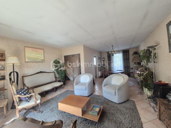 Envie d'une maison que vous pourrez façonner à votre image ? Située dans un quartier calme et recherché de Courcouronnes centre, cette maison de 119 m² environ sur un terrain clos de 371 m² réunit tous les ingrédients pour devenir votre futur cocon !!
Dès l'entrée, vous serez accueilli par un hall avec placard. La cuisine aménagée, prolongée par un cellier avec espace buanderie, permet un accès direct au garage. Le double séjour, lumineux et convivial, constitue un véritable lieu de vie où partager de beaux moments en famille ou entre amis.
Le rez-de-chaussée propose également un espace nuit comprenant deux chambres, une salle d'eau, un WC indépendant ainsi qu'un dressing, offrant le confort appréciable d'une vie de plain-pied.
À l'étage, vous découvrirez deux belles chambres, dont une bénéficiant de son propre dressing ! Une salle de bains avec WC ainsi que de nombreux espaces de rangement.
Et ce n'est pas tout ! Son grenier aménageable vous laisse imaginer la suite : une suite parentale, une salle de jeux, un espace télétravail … À vous de créer l'intérieur qui vous ressemble !
Côté extérieur, profitez d'un jardin clos de 371 m² pour profiter pleinement des beaux jours !!
Les + qui font la différence :
✔️ Quartier recherché
✔️ Maison familiale et évolutive avec vie de plain pied 
✔️ 4 chambres avec beaucoup de rangement
✔️ Grenier aménageable
✔️ Garage et jardin clos
✔️ Proche des écoles, commerces et transports
Une maison pleine de potentiel qui n'attend plus que vos idées pour révéler tout son charme. Venez la découvrir sans tarder !