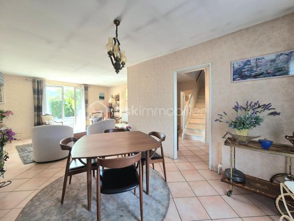 Envie d'une maison que vous pourrez façonner à votre image ? Située dans un quartier calme et recherché de Courcouronnes centre, cette maison de 119 m² environ sur un terrain clos de 371 m² réunit tous les ingrédients pour devenir votre futur cocon !!
Dès l'entrée, vous serez accueilli par un hall avec placard. La cuisine aménagée, prolongée par un cellier avec espace buanderie, permet un accès direct au garage. Le double séjour, lumineux et convivial, constitue un véritable lieu de vie où partager de beaux moments en famille ou entre amis.
Le rez-de-chaussée propose également un espace nuit comprenant deux chambres, une salle d'eau, un WC indépendant ainsi qu'un dressing, offrant le confort appréciable d'une vie de plain-pied.
À l'étage, vous découvrirez deux belles chambres, dont une bénéficiant de son propre dressing ! Une salle de bains avec WC ainsi que de nombreux espaces de rangement.
Et ce n'est pas tout ! Son grenier aménageable vous laisse imaginer la suite : une suite parentale, une salle de jeux, un espace télétravail … À vous de créer l'intérieur qui vous ressemble !
Côté extérieur, profitez d'un jardin clos de 371 m² pour profiter pleinement des beaux jours !!
Les + qui font la différence :
✔️ Quartier recherché
✔️ Maison familiale et évolutive avec vie de plain pied 
✔️ 4 chambres avec beaucoup de rangement
✔️ Grenier aménageable
✔️ Garage et jardin clos
✔️ Proche des écoles, commerces et transports
Une maison pleine de potentiel qui n'attend plus que vos idées pour révéler tout son charme. Venez la découvrir sans tarder !