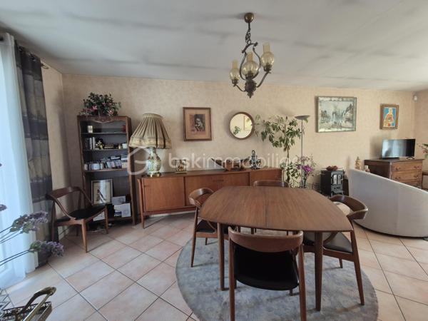 Envie d'une maison que vous pourrez façonner à votre image ? Située dans un quartier calme et recherché de Courcouronnes centre, cette maison de 119 m² environ sur un terrain clos de 371 m² réunit tous les ingrédients pour devenir votre futur cocon !!
Dès l'entrée, vous serez accueilli par un hall avec placard. La cuisine aménagée, prolongée par un cellier avec espace buanderie, permet un accès direct au garage. Le double séjour, lumineux et convivial, constitue un véritable lieu de vie où partager de beaux moments en famille ou entre amis.
Le rez-de-chaussée propose également un espace nuit comprenant deux chambres, une salle d'eau, un WC indépendant ainsi qu'un dressing, offrant le confort appréciable d'une vie de plain-pied.
À l'étage, vous découvrirez deux belles chambres, dont une bénéficiant de son propre dressing ! Une salle de bains avec WC ainsi que de nombreux espaces de rangement.
Et ce n'est pas tout ! Son grenier aménageable vous laisse imaginer la suite : une suite parentale, une salle de jeux, un espace télétravail … À vous de créer l'intérieur qui vous ressemble !
Côté extérieur, profitez d'un jardin clos de 371 m² pour profiter pleinement des beaux jours !!
Les + qui font la différence :
✔️ Quartier recherché
✔️ Maison familiale et évolutive avec vie de plain pied 
✔️ 4 chambres avec beaucoup de rangement
✔️ Grenier aménageable
✔️ Garage et jardin clos
✔️ Proche des écoles, commerces et transports
Une maison pleine de potentiel qui n'attend plus que vos idées pour révéler tout son charme. Venez la découvrir sans tarder !