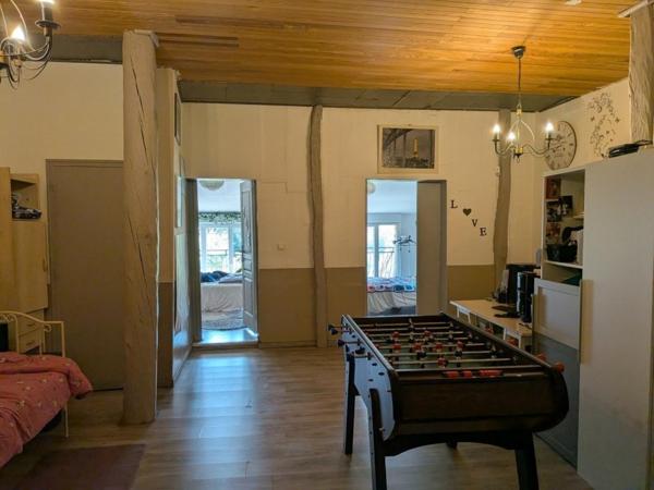 Maison en pierre  rénovée – 4 chambres – 245 m² habitables avec terrain – à ARBOIS (Jura)