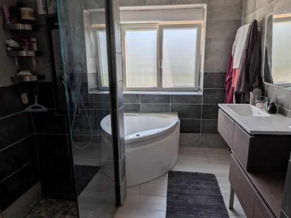 Maison en pierre  rénovée – 4 chambres – 245 m² habitables avec terrain – à ARBOIS (Jura)