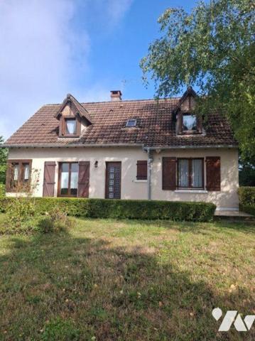 Maison composée d'une entrée avec placards, grand salon séjour avec cheminée, cuisine donnant s...