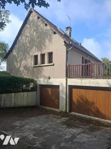 Maison composée d'une entrée avec placards, grand salon séjour avec cheminée, cuisine donnant s...